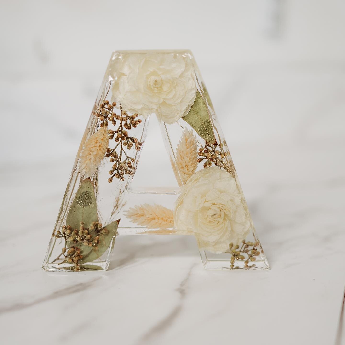 A little boho flair 

Add on any letter(s) of choice to your main design piece. 

Reserve your date with the link in bio 

#resinart #flowersinresin #njflowers #boho #bohodecor #bohodesigns #bohostyle #bohowedding #bohoweddingdecor #weddingflower